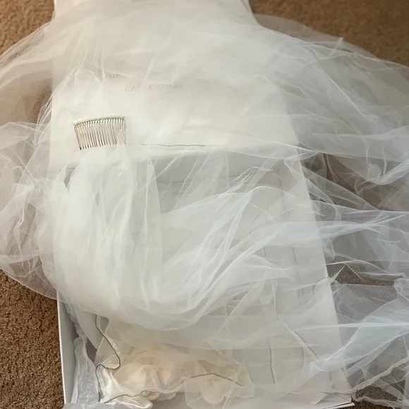 Grace Loves Lace Alexandra Ivory Backless Wedding Dress - Veil Included! - www.disolcolor.com Grace Loves Lace Alexandra Ivory Backless Wedding Dress - Veil Included! - www.disolcolor.com